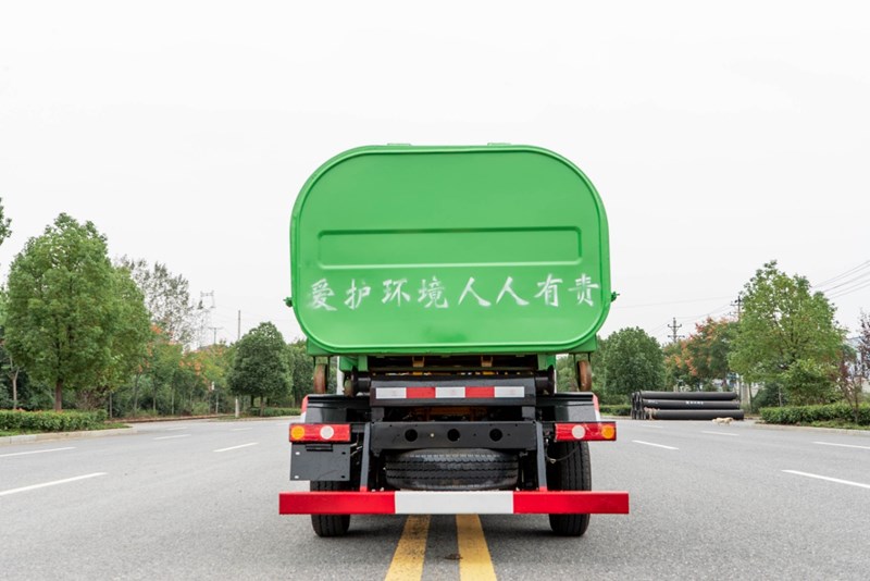 東風(fēng)小霸王勾臂式垃圾車