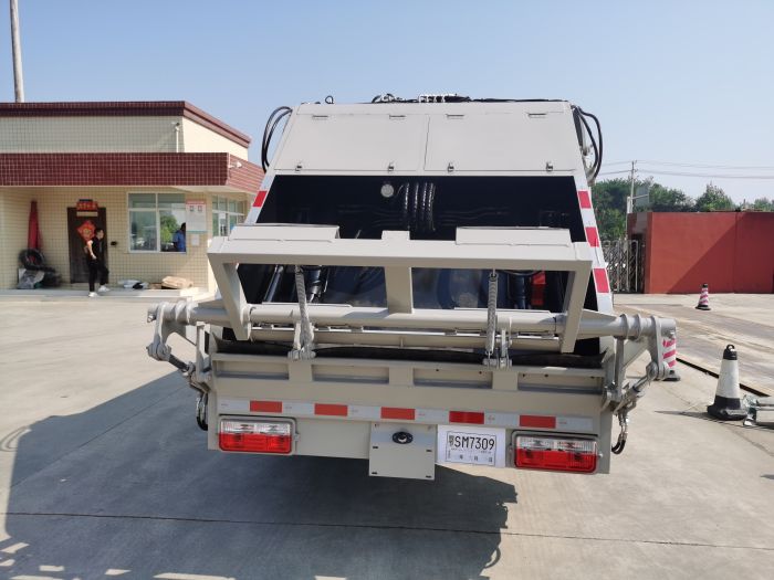 東風(fēng)多利卡（8-9）壓縮式垃圾車