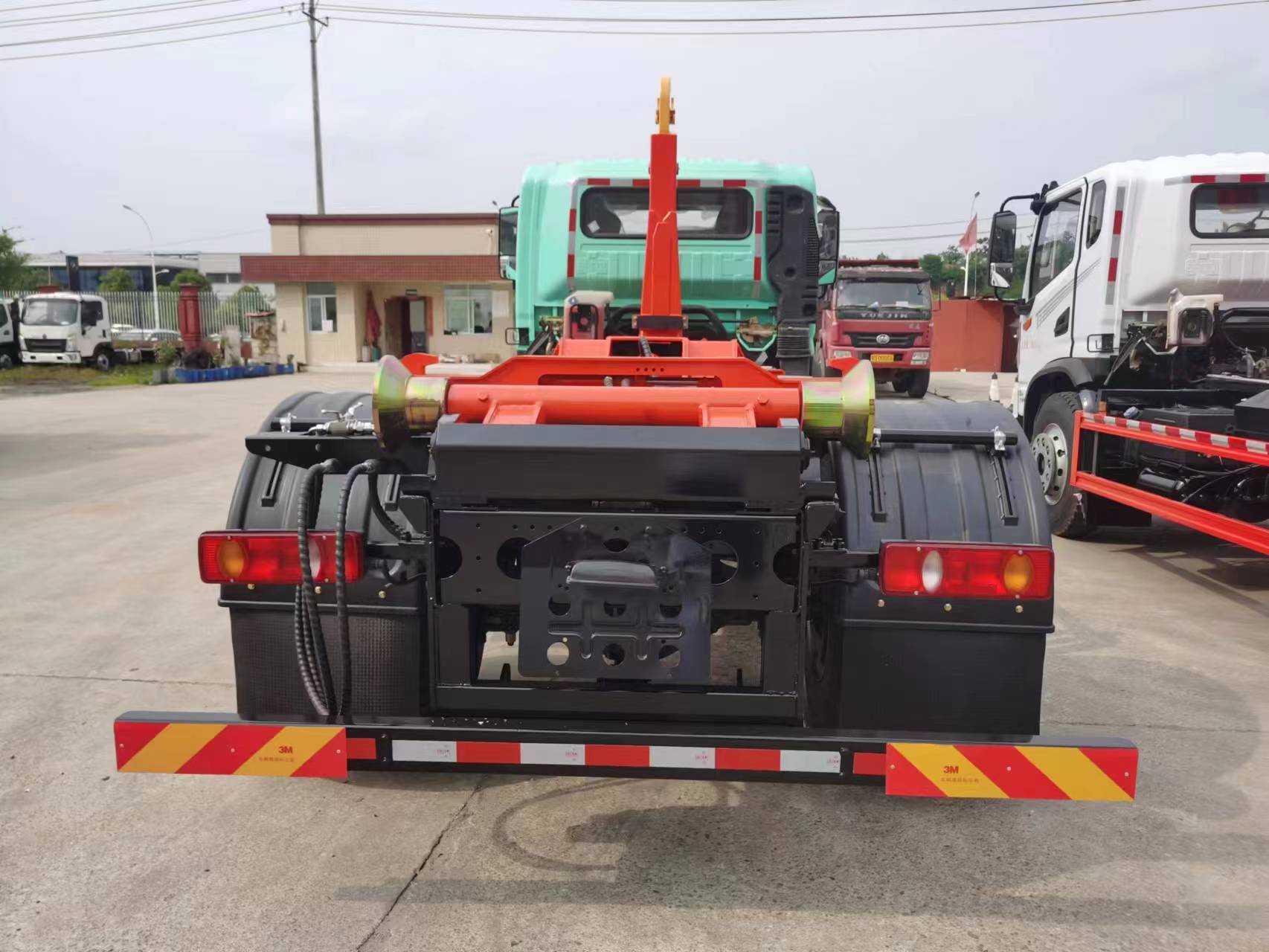 東風華神勾臂式垃圾車14噸